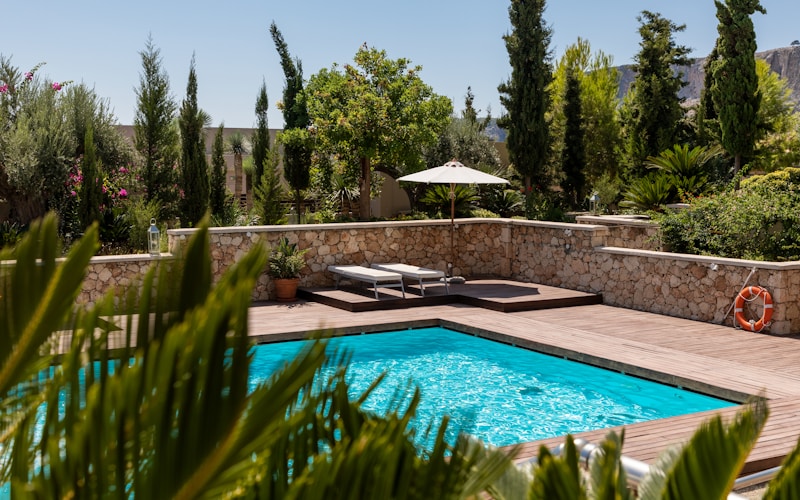 Luxury pool with water features